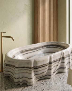 Bath tub